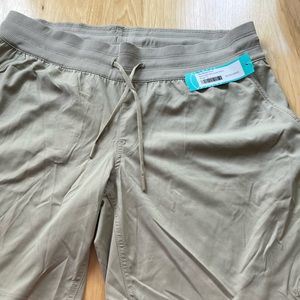 North Face WOMEN’S Aphrodite Bermuda Shorts, Size L, New with Tags
